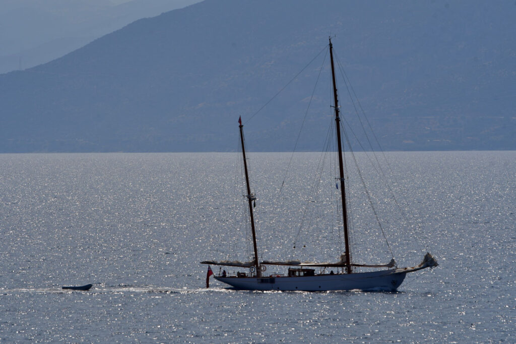 Φωτιά σε ιστιοφόρο στην Αίγινα