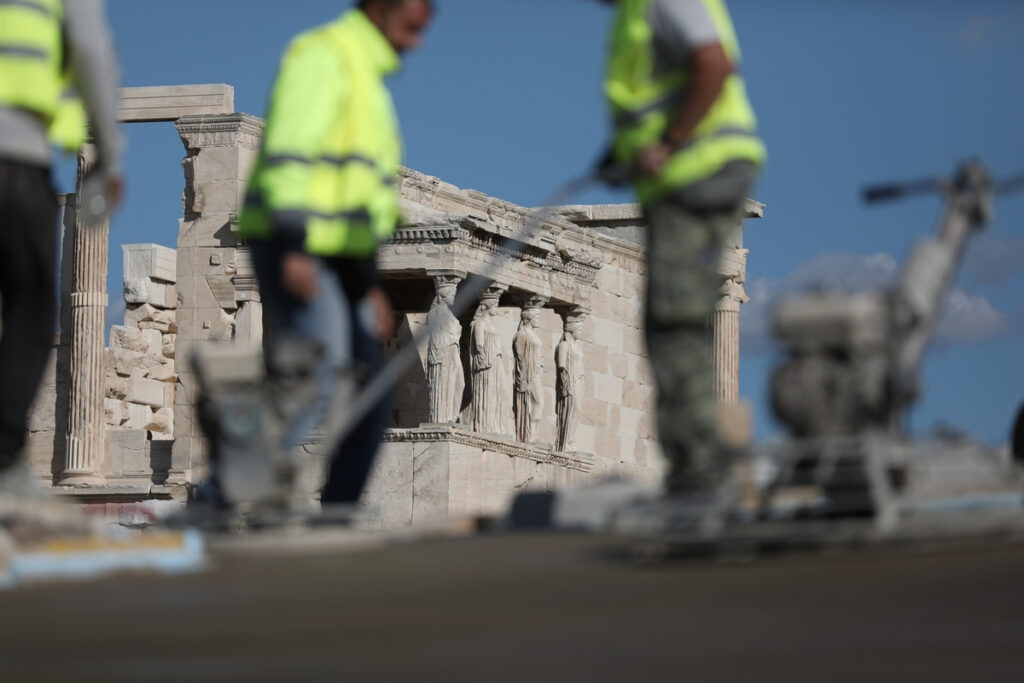 Ο Economist για το τσιμέντο στην Ακρόπολη: Μέσα στο lockdown, η κληρονομιά τους γκρεμιζόταν