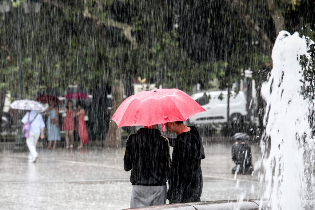 Καιρός με πολλή βροχή σήμερα – Σε ποιες περιοχές έπεσε η περισσότερη (Χάρτης)