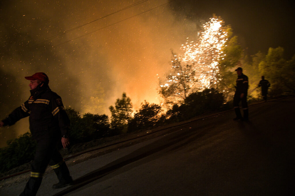 Φωτιά στην Τζια – Στην περιοχή Πίσσες το πύρινο μέτωπο