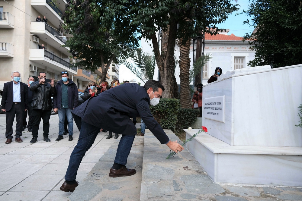 Αλέξης Τσίπρας: Τίμησε τη μνήμη του Νίκου Τεμπονέρα με ένα λουλούδι