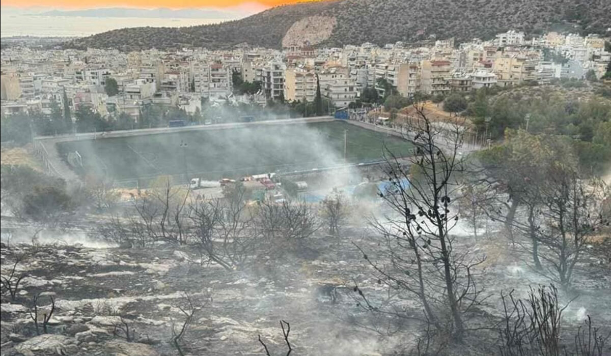 Φωτιά στη Γλυφάδα: «Χειροπέδες» στους εμπρηστές – Τους αναγνώρισαν και τους κυνήγησαν κάτοικοι