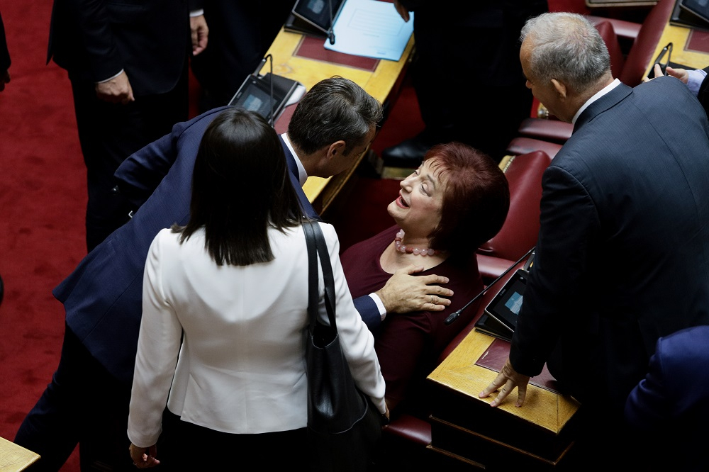 Η συνεπιμέλεια προκαλεί το πρώτο κοινοβουλευτικό ρήγμα στη ΝΔ