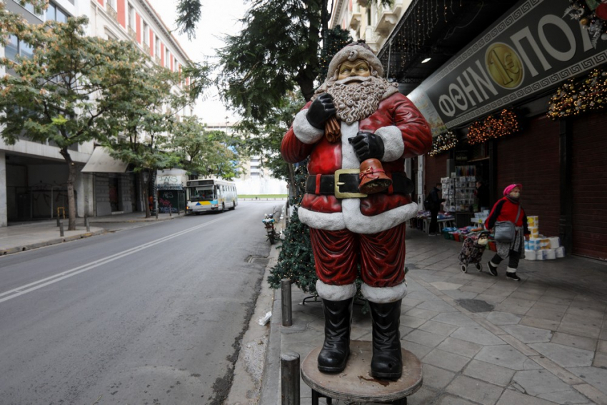 Πόσα άτομα επιτρέπονται σε σπίτι στις γιορτές και στο ρεβεγιόν, τέλος στα κάλαντα