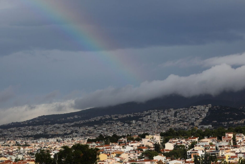 Καιρός: Ανοιξιάτικος σήμερα αλλά από την Κυριακή πάλι χειμώνας