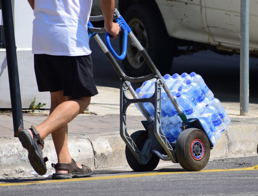 Πωλούσαν το νερό «χρυσάφι»: Πρόστιμα 110.000 ευρώ για αισχροκέρδεια