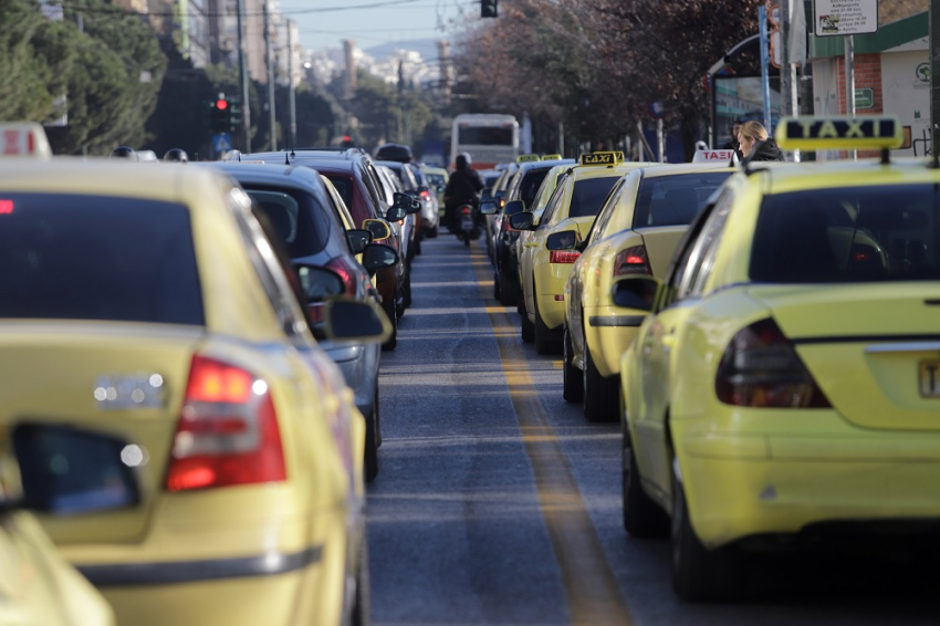 Ταξί: Οι νέες χρεώσεις – Τι αλλάζει για τις διαδρομές από και προς τα αεροδρόμια