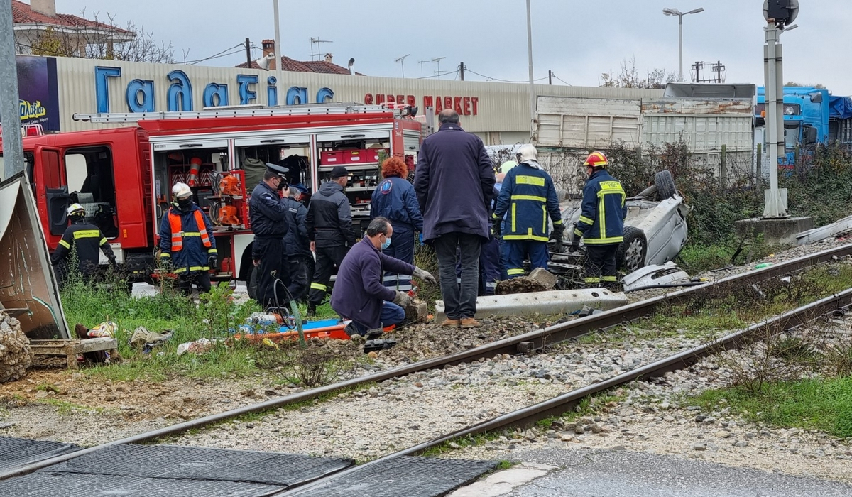 Τρίκαλα: Τρένο παρέσυρε αυτοκίνητο σε διάβαση