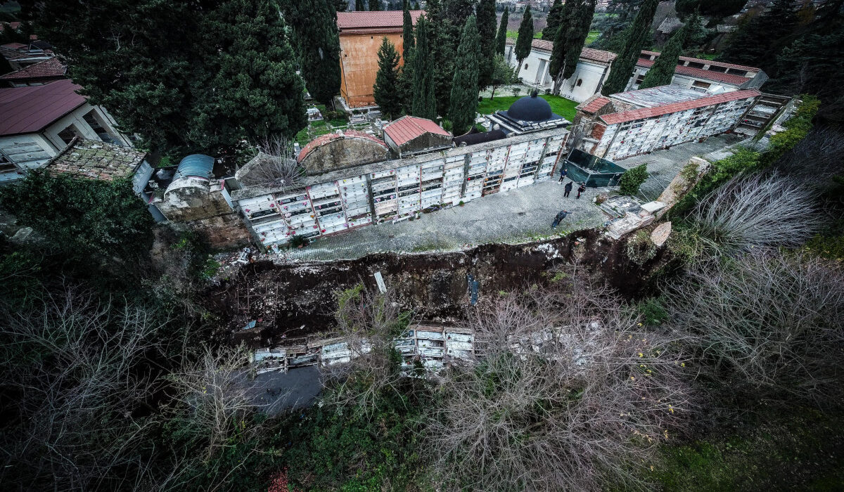 Ιταλία: Φέρετρα και τεφροδόχοι κατέληξαν σε χαράδρα