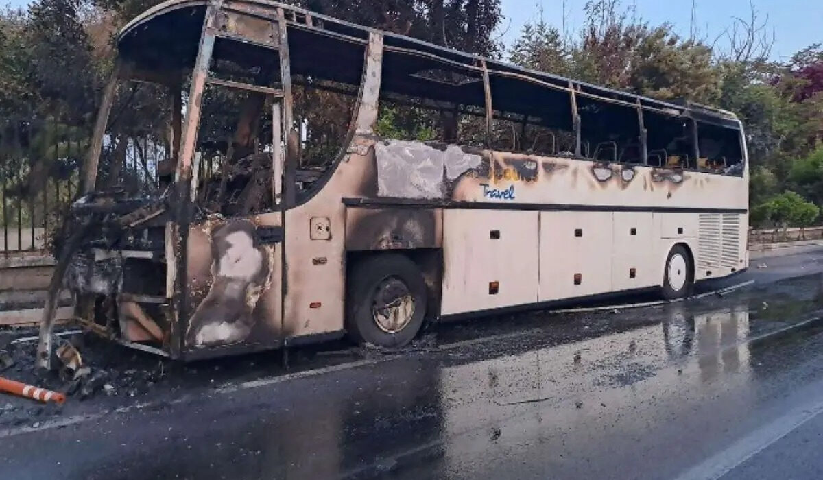 Επεισόδια με μολότοφ στη Γεωπονική: Κάηκαν δύο τουριστικά λεωφορεία