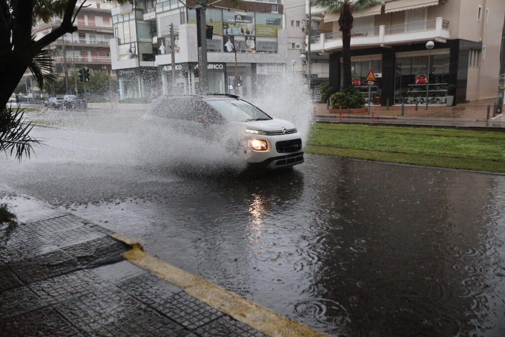 Μετ’ εμποδίων η κυκλοφορία σε Ποσειδώνος και Εθνική Οδό Αθηνών – Κορίνθου