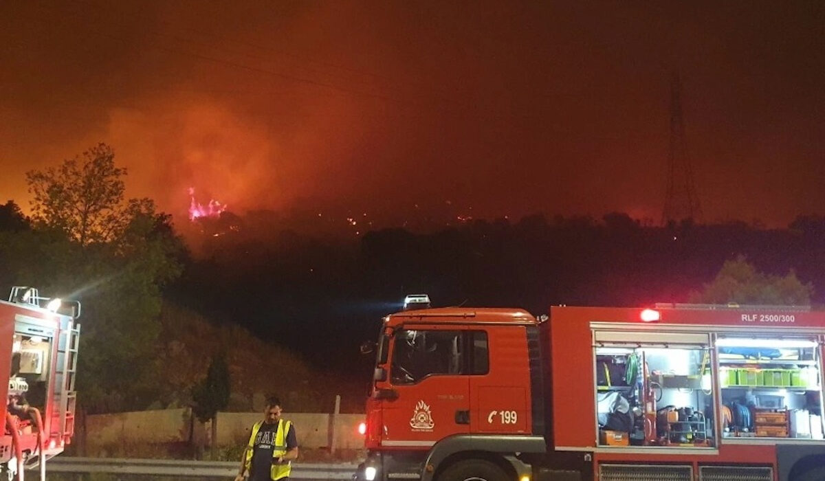 Φωτιά τώρα στη Ν. Πέραμο: Κλειστή η Εθνική Οδός Αθηνών – Κορίνθου