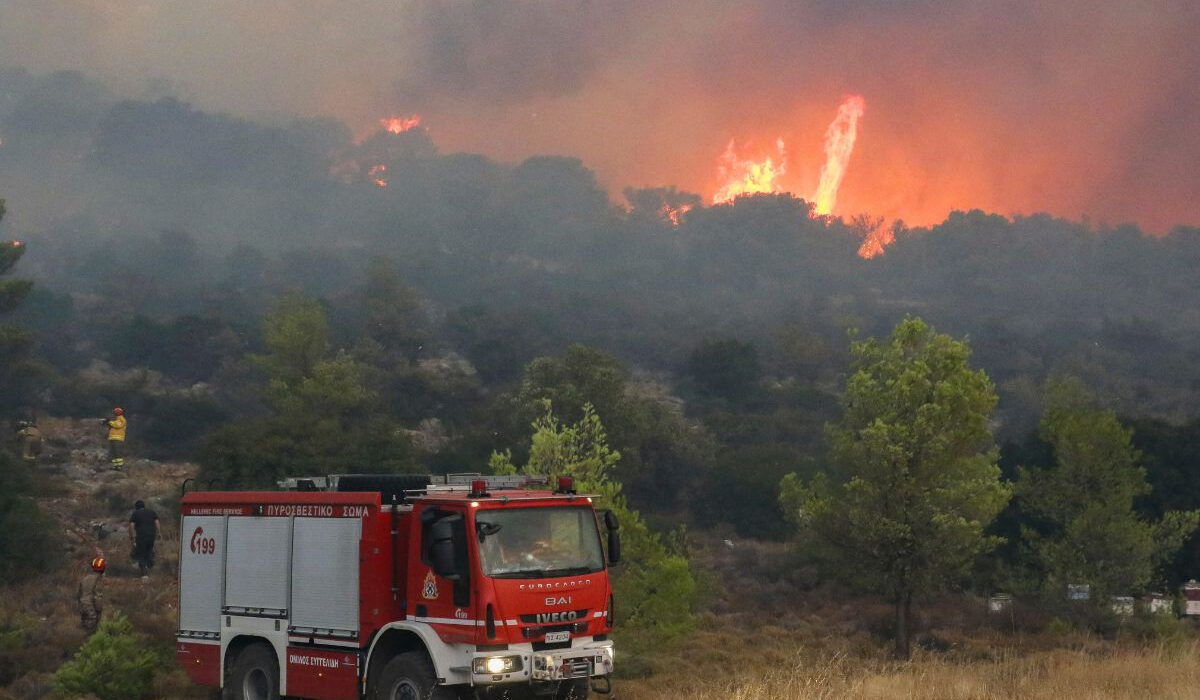 Δραματικές ώρες στην Πάρνηθα: Εκκενώνεται η Αγία Παρασκευή στο Μενίδι – Καίγονται τα πρώτα σπίτια