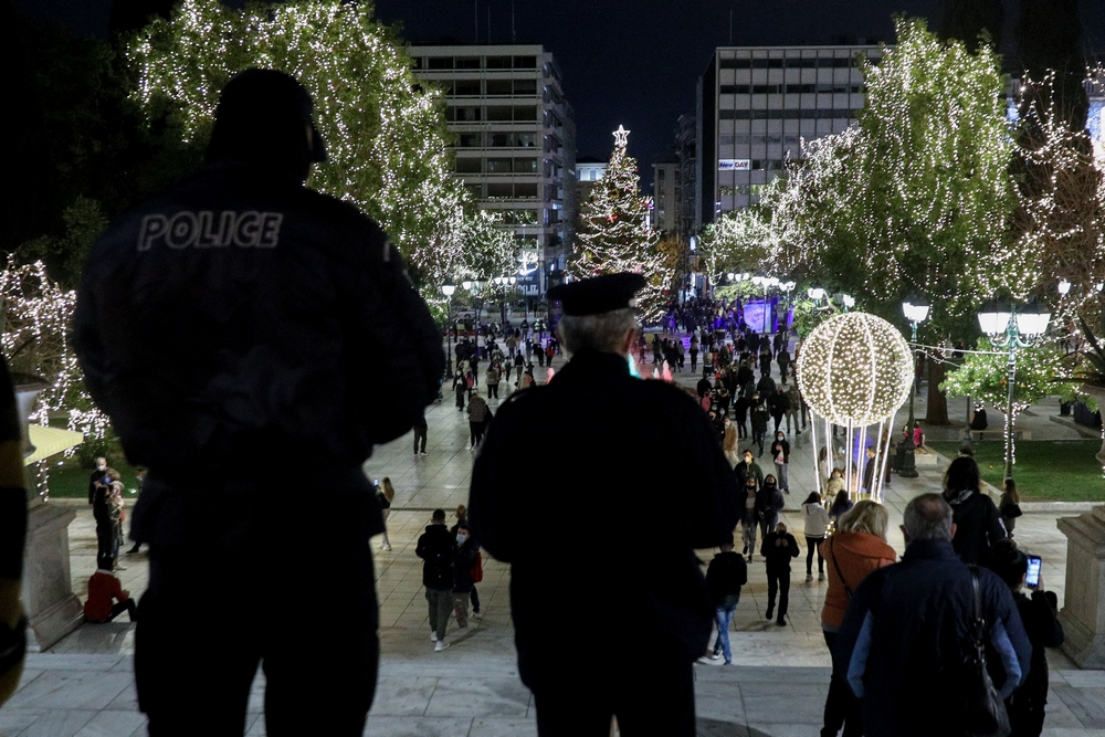 Ιστορίες lockdown: «Βγήκα γιατί ήθελα να δω την Αθήνα στολισμένη» είπε ηλικιωμένη στους αστυνομικούς