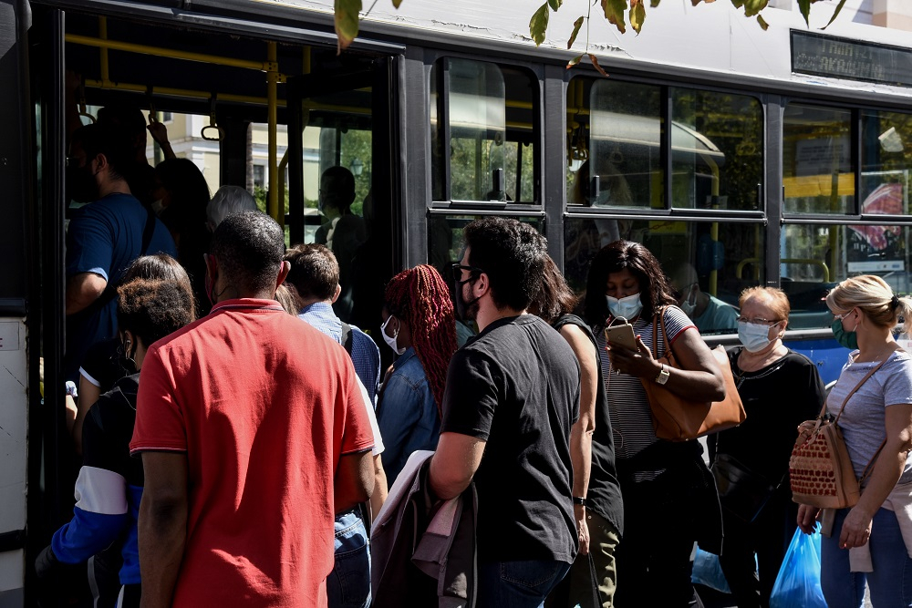 Κόντρα στην Βουλή για τον συνωστισμό στα ΜΜΜ