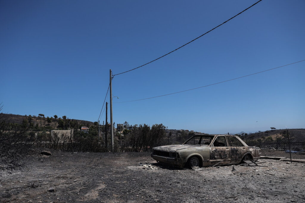 Σε ύφεση η πυρκαγιά στην Αττική: Φόβοι για αναζωπυρώσεις, ενισχύονται οι άνεμοι – Όλες οι εξελίξεις