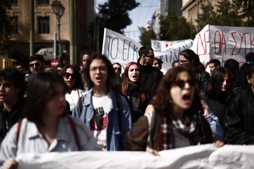 Ξανά στους δρόμους οι φοιτητές σε Αθήνα – Θεσσαλονίκη: Οργή για τα Τέμπη