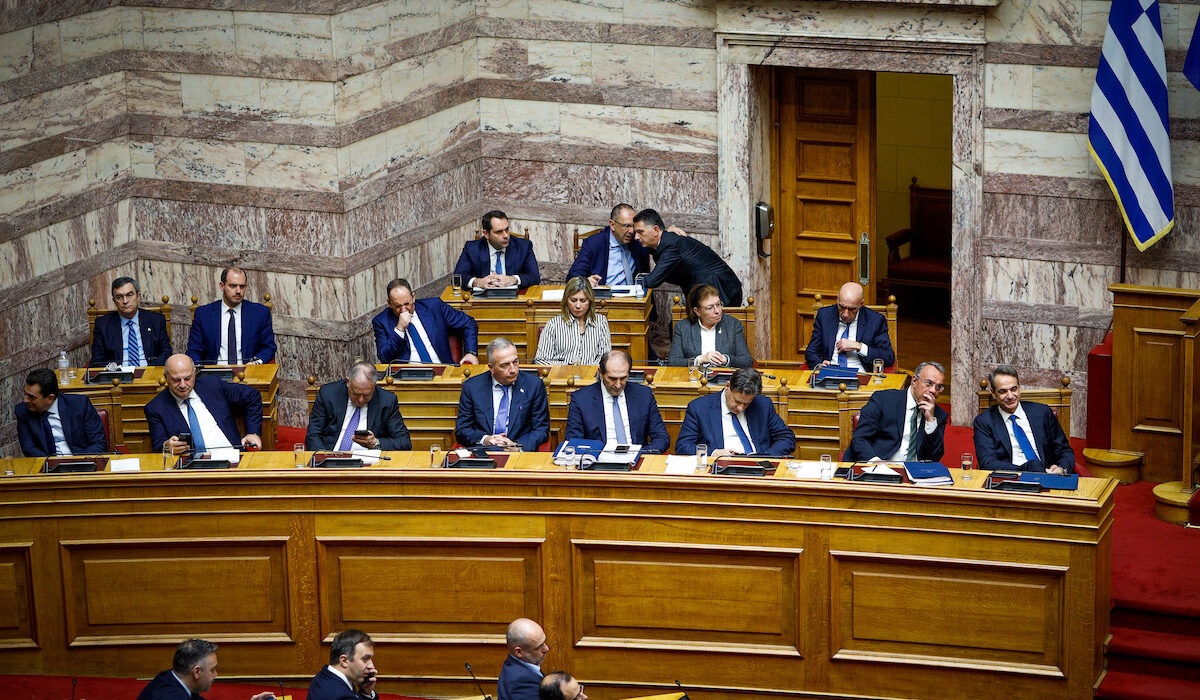 Το πάρτι των απευθείας αναθέσεων συνεχίζεται – 63,5 εκατ. σε συμβούλους παραμονές εκλογών