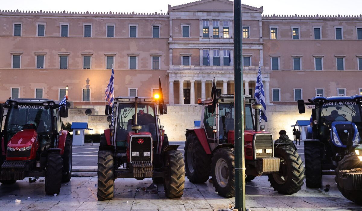 Φεύγουν από το «μπλόκο» στο Σύνταγμα και αποφασίζουν νέες κινητοποιήσεις οι αγρότες