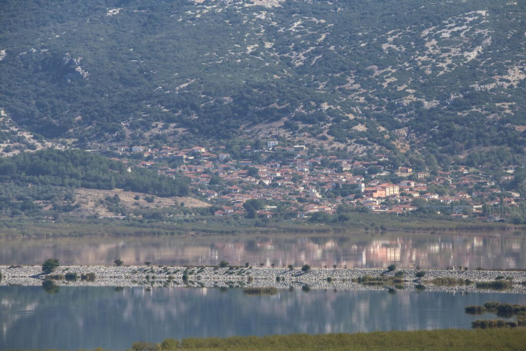 Συναγερμός στη λίμνη Κάρλα: Αγνοείται ψαράς – Η βάρκα του «πήρε νερά»