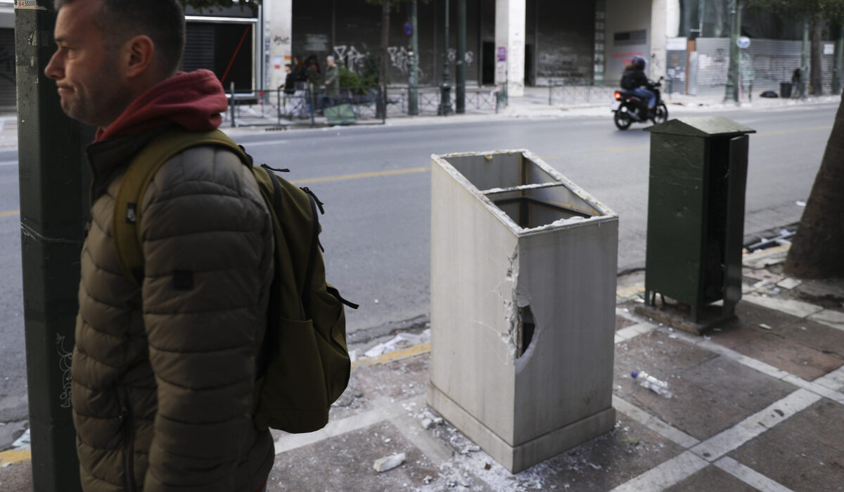 Επεισόδια στην Αθήνα: Έσπασαν το μνημείο για τα θύματα της Marfin