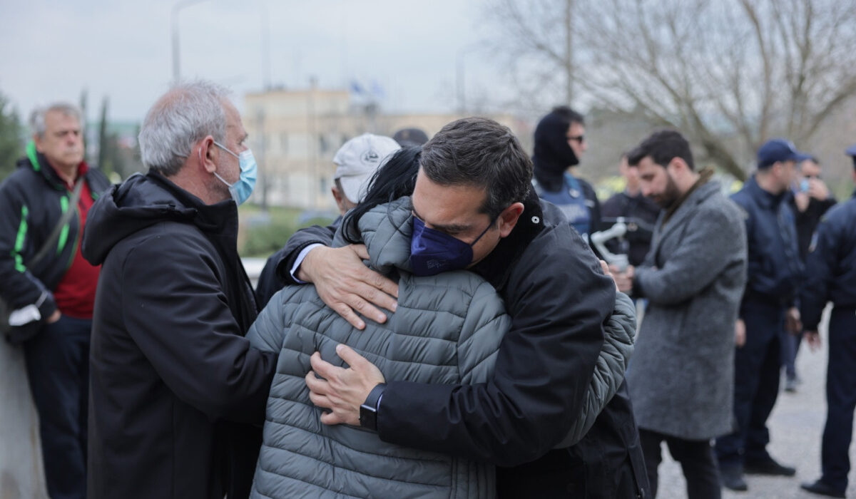 Τέμπη: Αγκαλιές και δάκρυα – Συγκλονιστικές στιγμές όταν ο Τσίπρας βρέθηκε με τους συγγενείς των θυμάτων (Εικόνες – Βίντεο)