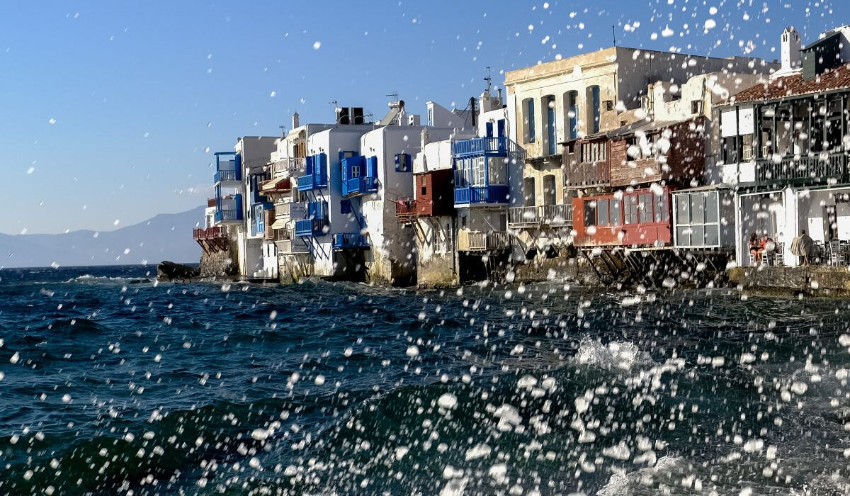 Για δεύτερη νύχτα έλεγχοι του τμήματος εκβιαστών στη Μύκονο: Έψαξαν 15 μαγαζιά και 11 άτομα, μία προσαγωγή