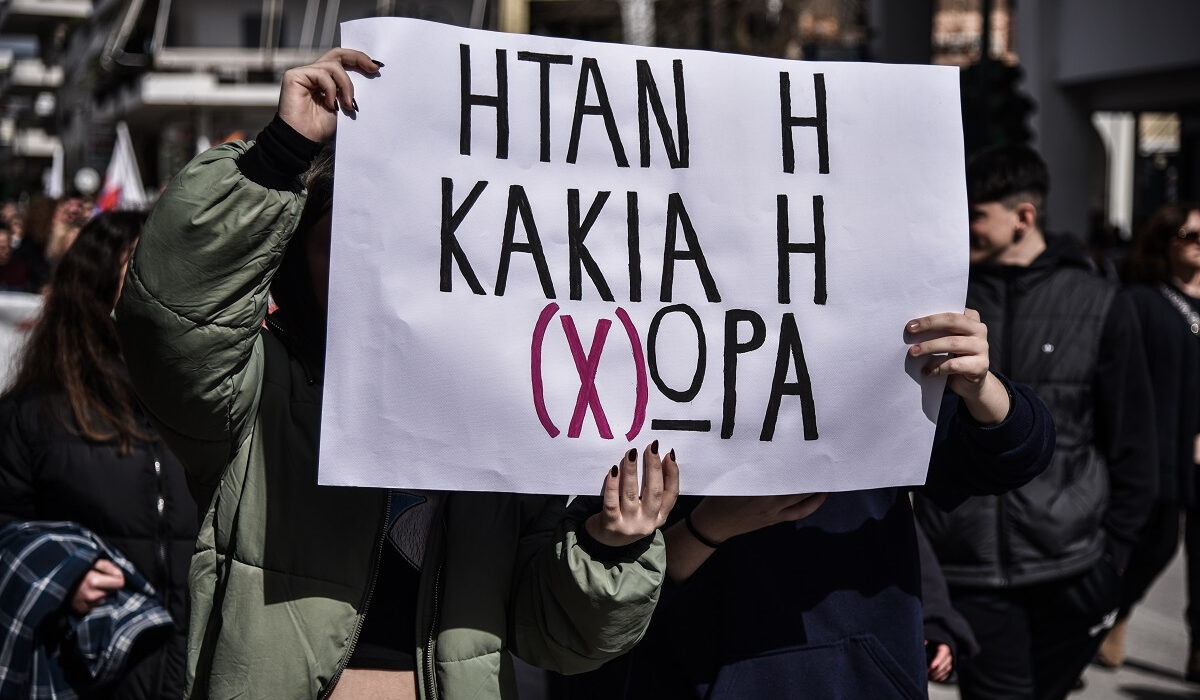 Τέμπη: Μηνύουν Μητσοτάκη, Καραμανλή και άλλα πολιτικά στελέχη για τους 57 νεκρούς