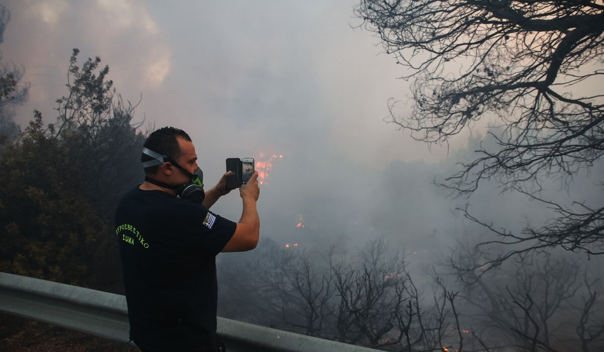 Φωτιά στην Βαρυμπόμπη: Καλούνται ως ύποπτοι για παραλείψεις 107 πυροσβέστες – Οι προϊστάμενοί τους;