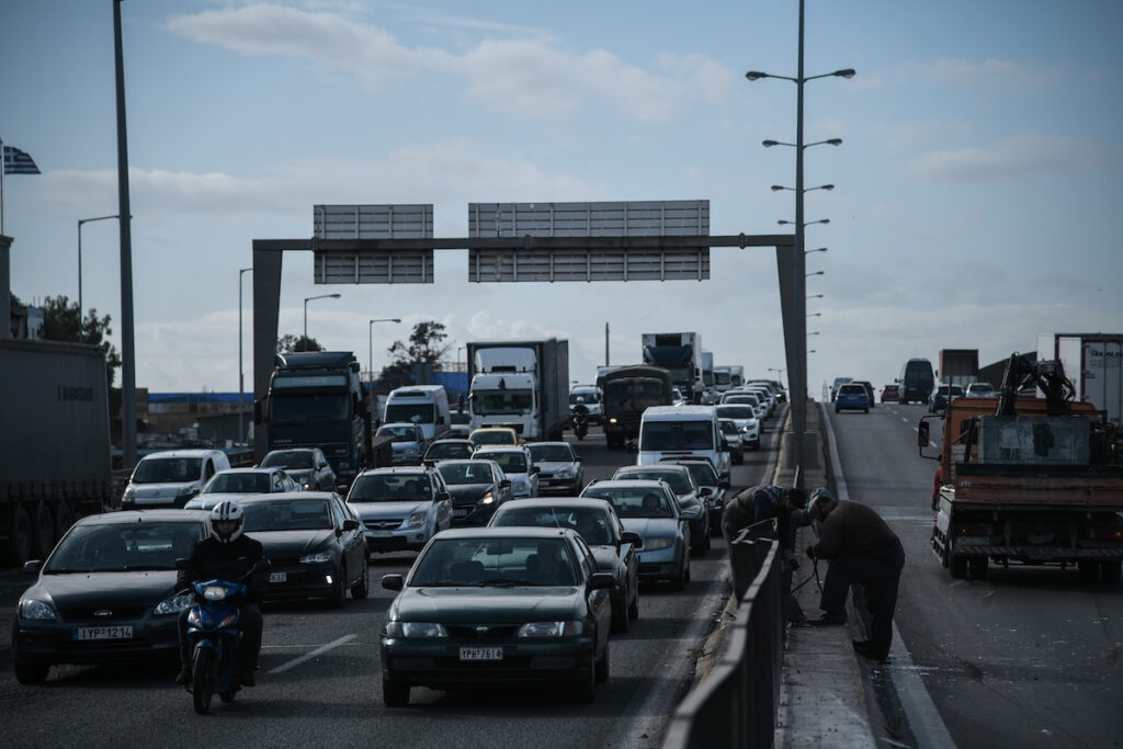 Φορτηγό έριξε κολόνα της ΔΕΗ στη Λ. Κηφισού – Κυκλοφοριακές ρυθμίσεις στο σημείο