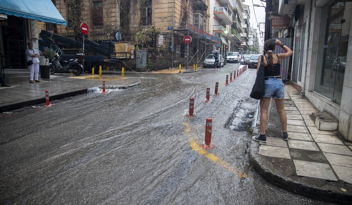 Κακοκαιρία: Προβλήματα σε Θεσσαλονίκη, Φλώρινα και Λέσβο – Δεκάδες κλήσεις στην Πυροσβεστική