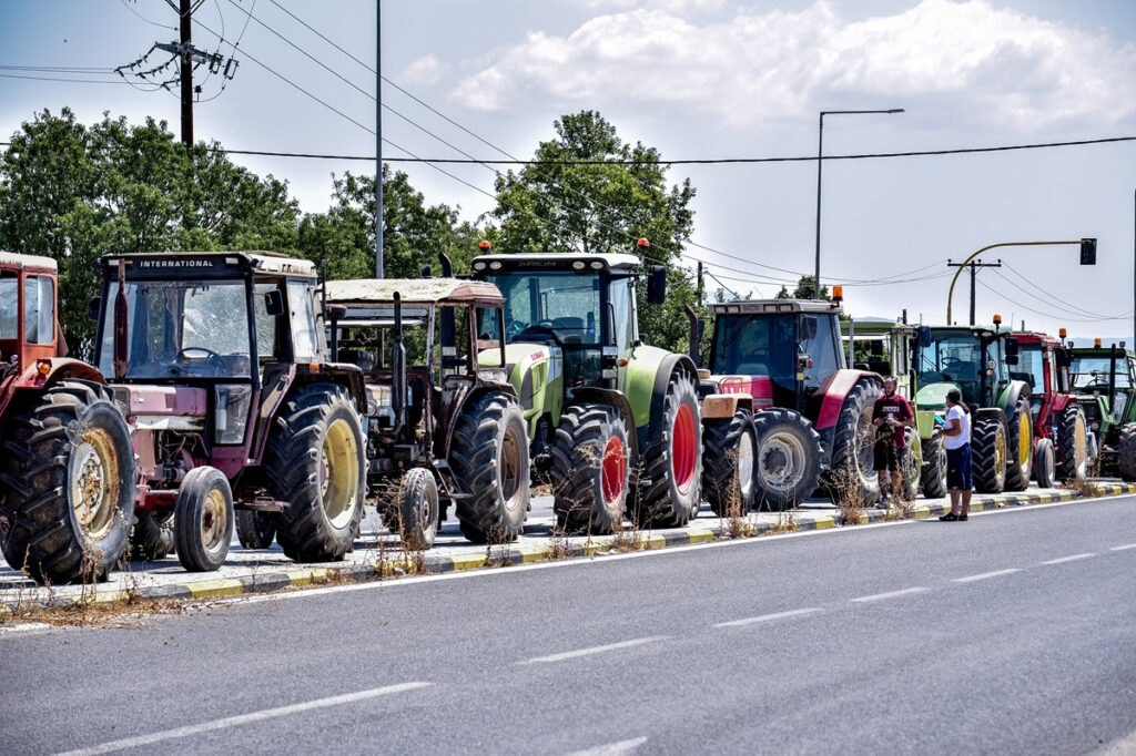 Οι αγρότες κλιμακώνουν τις κινητοποιήσεις και ενισχύουν τα μπλόκα – «Τα προβλήματα λύνονται με διάλογο»