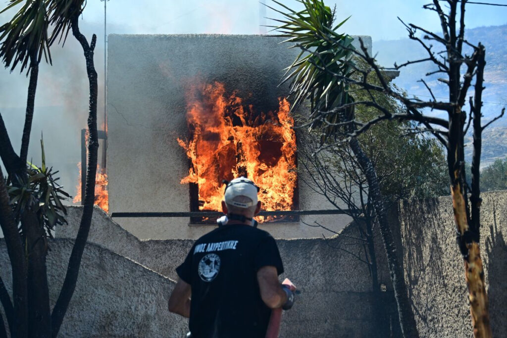 Η Αττική σε συναγερμό για νέες φωτιές: Τα τελευταία νέα για Σταμάτα, Κερατέα, Ριτσώνα – Εικόνες καταστροφής