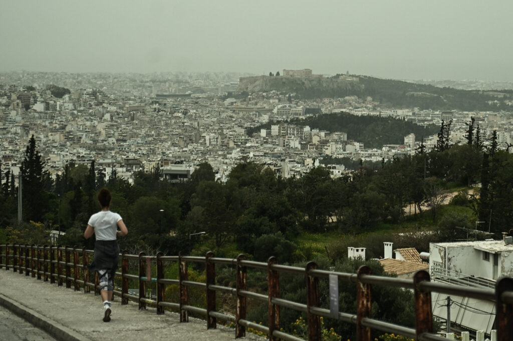 Καιρικό «σπιράλ» με αφρικανική σκόνη και θερμοκρασίες ως 31 βαθμούς