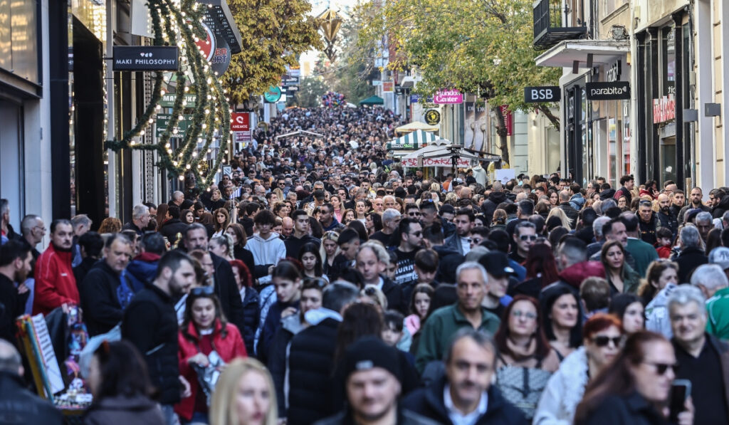 «Να επιστρέψει η μάσκα σε ψώνια και εκδηλώσεις» – Καμπανάκι για κορονοϊό, γρίπη, ιώσεις και στρεπτόκοκκο