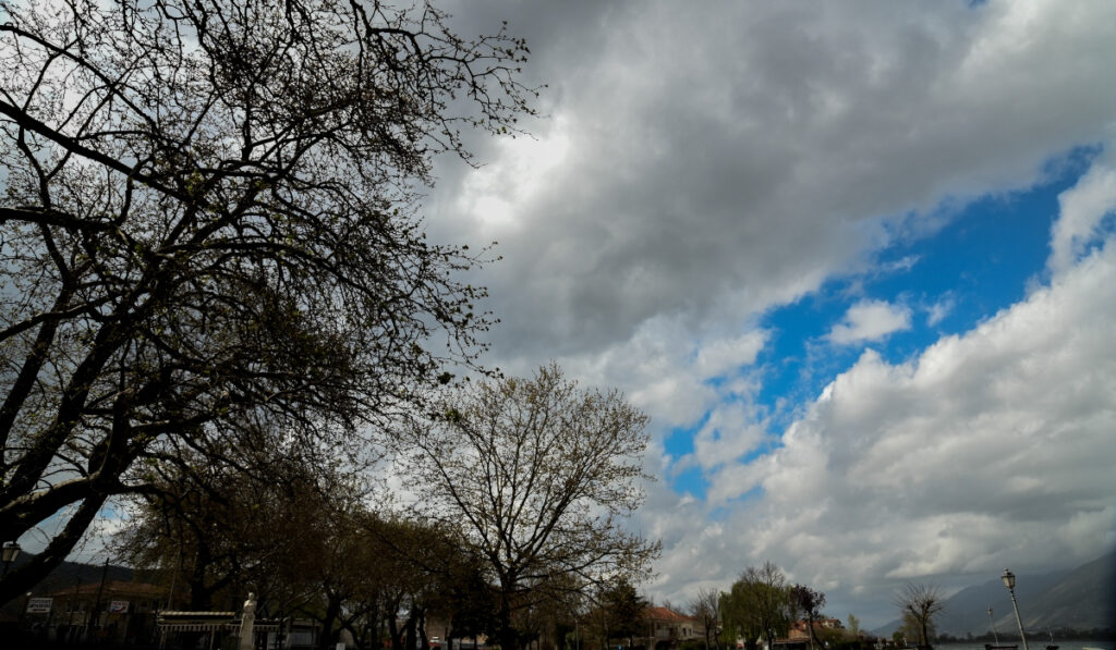 Καιρός-Meteo: Μικρή πτώση θερμοκρασίας το Σάββατο μετά το ανοιξιάτικο «διάλειμμα»