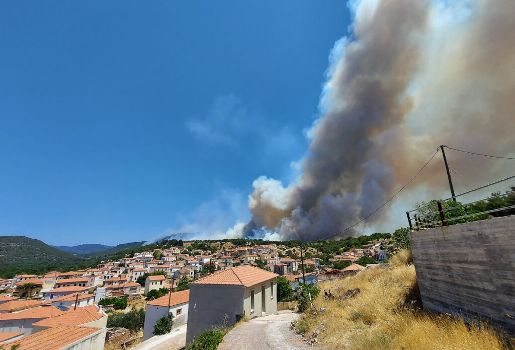 Αδιάκοπη μάχη με τις φλόγες στη Λέσβο: Εκκενώθηκε και ο Σταυρός – Νέος συναγερμός