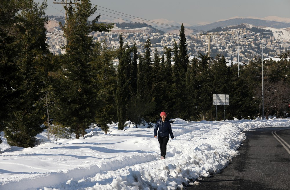 Προς άρση όλα σχεδόν τα μέτρα από Δευτέρα σε καφετέριες, μπαρ και εστιατόρια