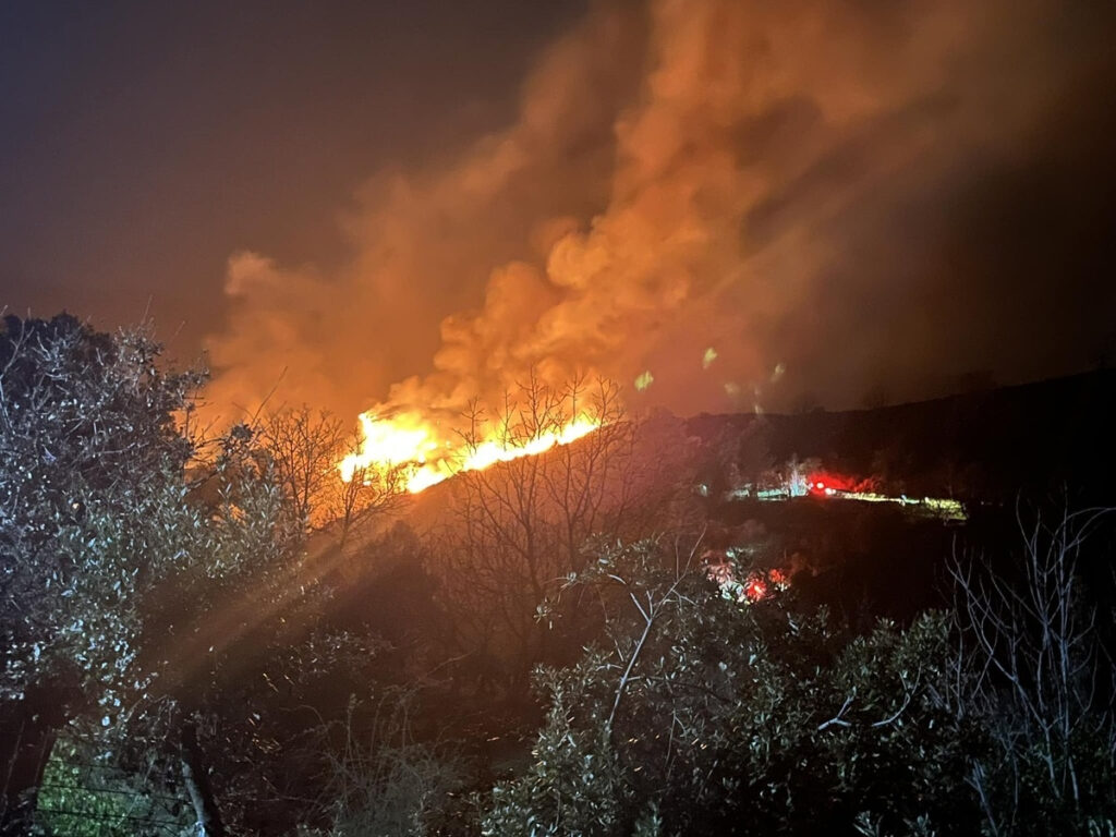 Φωτιά στη Σκλίβανη Ιωαννίνων – Σε δύσβατη περιοχή η πυρκαγιά