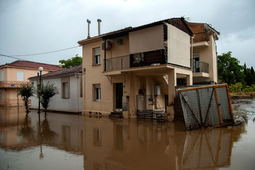 Το πρώτο φως αποκάλυψε τις καταστροφές: Νέες δραματικές εικόνες από τη «λίμνη» του Βόλου – 330 απεγκλωβισμοί