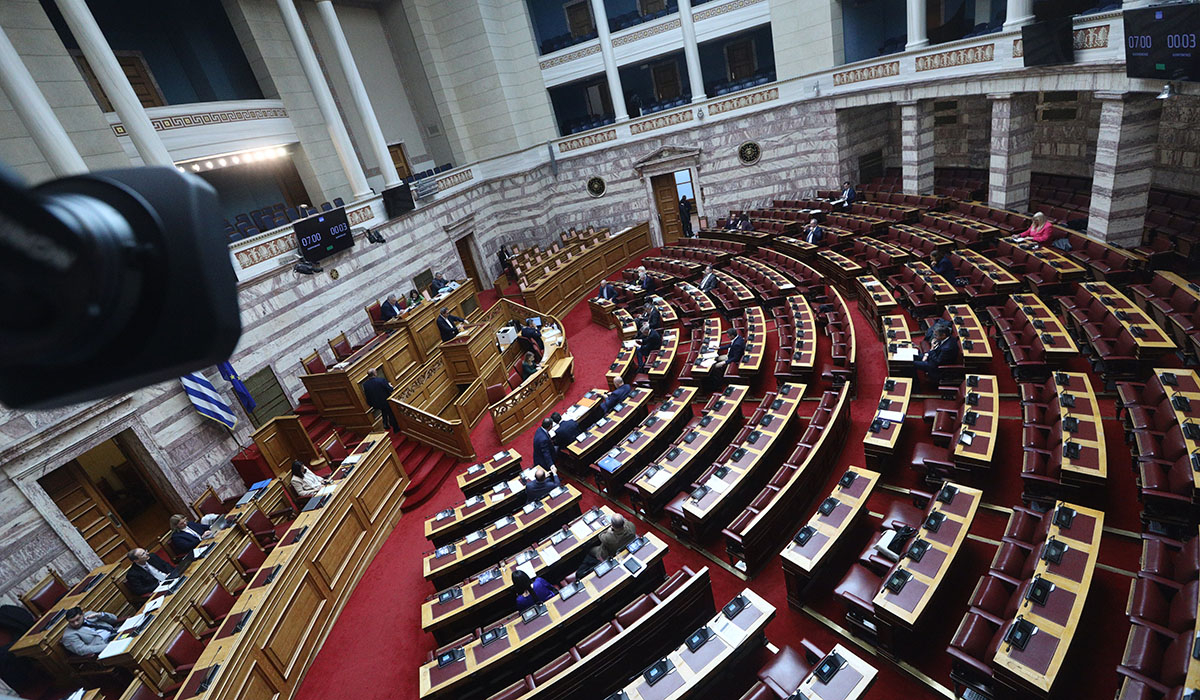 Επιστολική ψήφος: Το απόγευμα η ονομαστική ψηφοφορία – Δεν περνάει η επέκταση στις εθνικές εκλογές