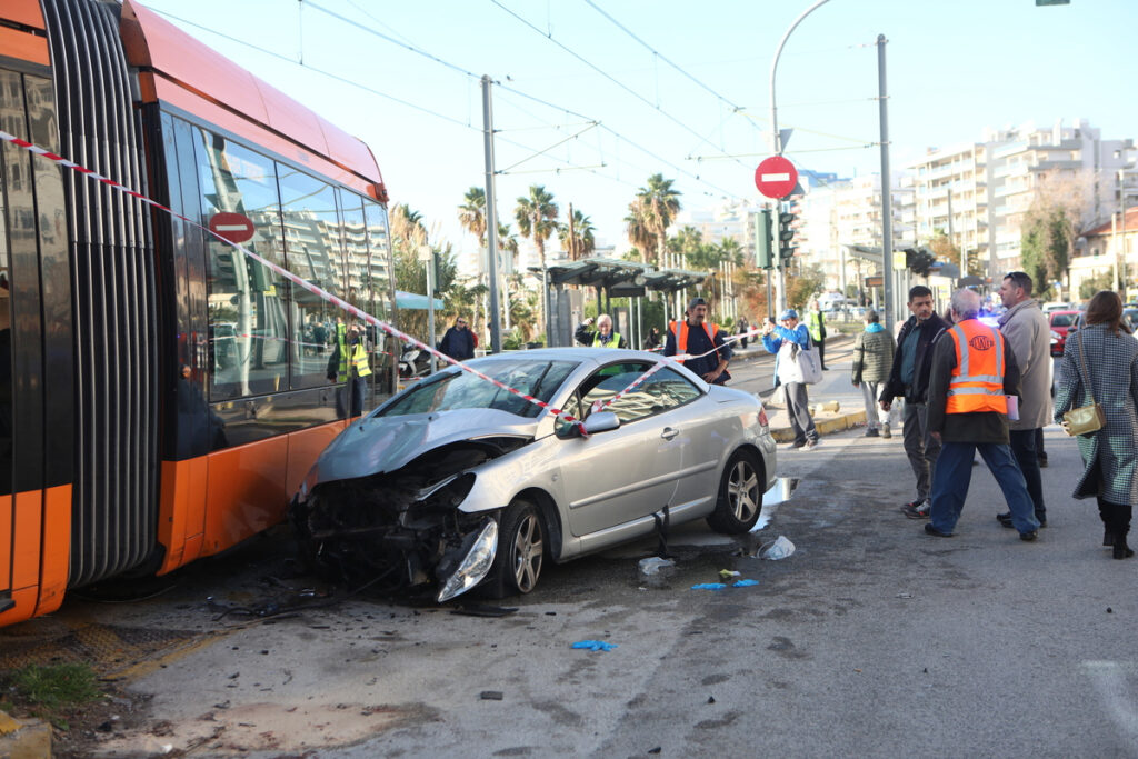 Τραγωδία στο Παλαιό Φάληρο: Μία νεκρή σε σύγκρουση Τραμ με αυτοκίνητο (Φωτογραφίες)