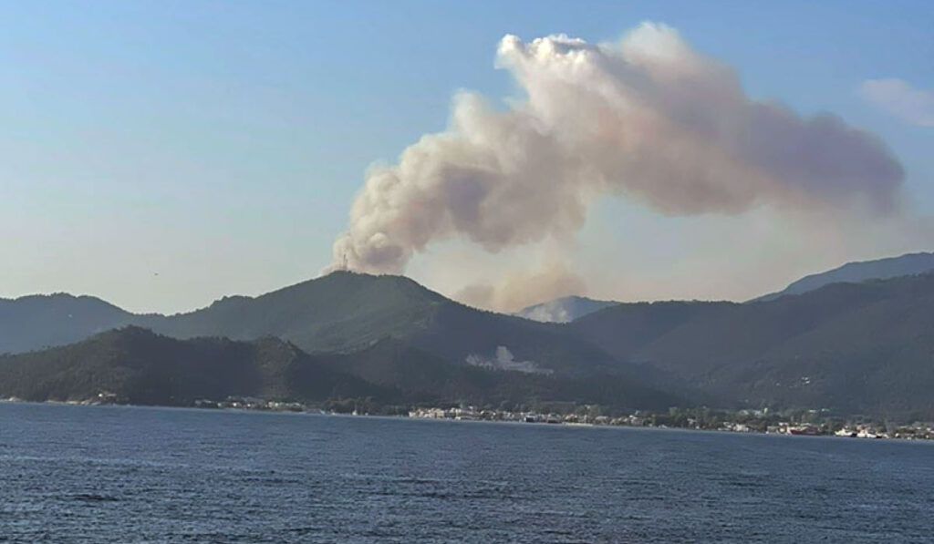 Φωτιά στη Θάσο: Συνελήφθη 65χρονος για εμπρησμό – Βρήκαν φωτοβολίδες και εύφλεκτο υλικό στο αυτοκίνητό του