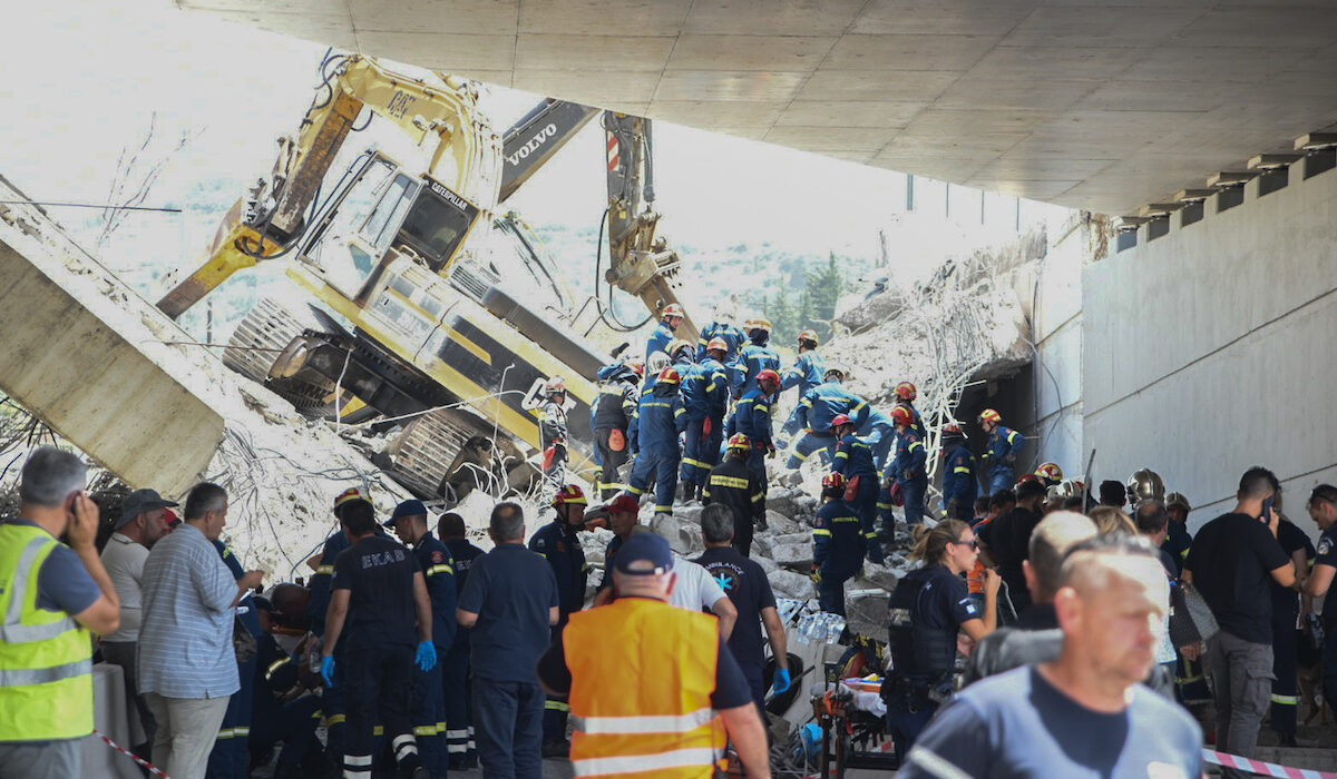 Πάτρα: Έπεσε τμήμα γέφυρας στον περιφερειακό – Ένας νεκρός, 8 τραυματίες (εικόνες – βίντεο)