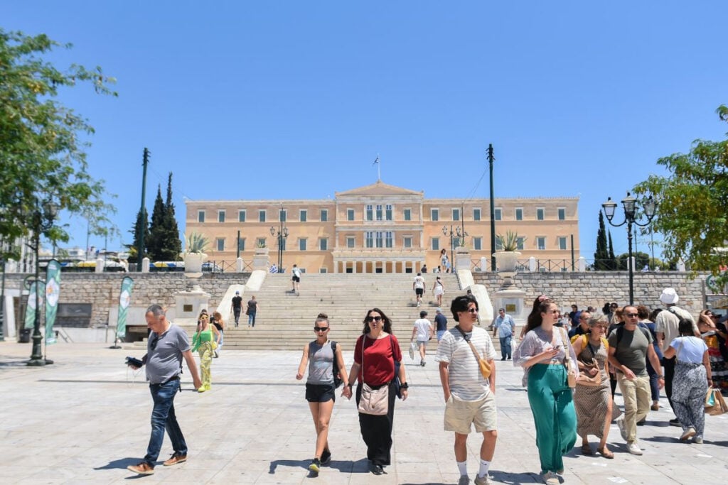 Στην Ελλάδα πήγαμε στην 6ήμερη εργασία, στη Βρετανία οι Εργατικοί εξετάζουν την 4ήμερη