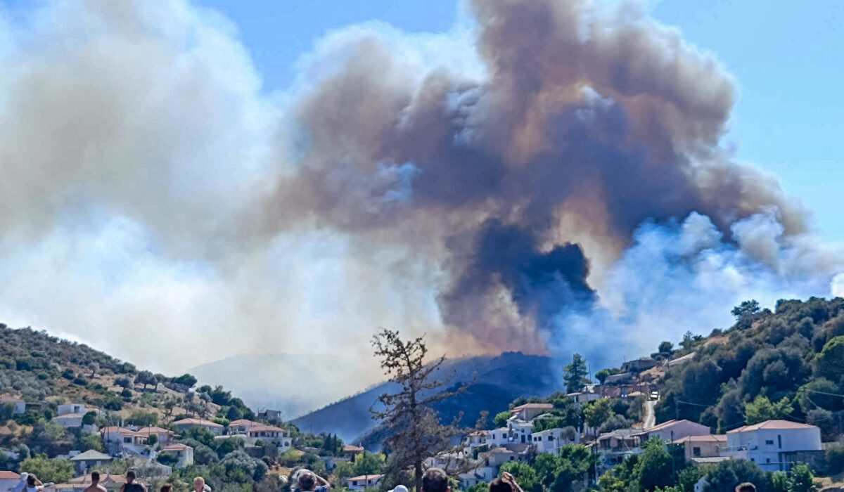 Εκτός ελέγχου η φωτιά στη νότια Εύβοια: Διπλό απειλητικό μέτωπο – Τραυματίστηκε πυροσβέστης (Εικόνες, βίντεο)