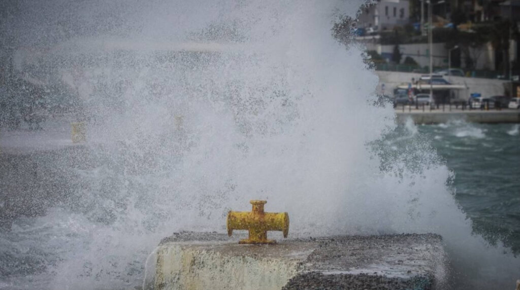 Κυπαρισσία: Κύματα παρέσυραν και έπνιξαν 66χρονη Γερμανίδα στο λιμάνι