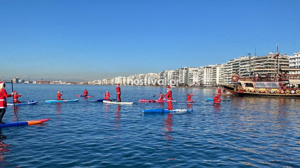 Ο Άγιος Βασίλης βγήκε βόλτα στον Θερμαϊκό με… sup (φωτογραφίες)