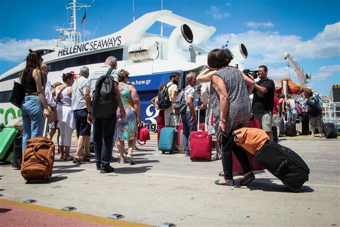 Αγίου Πνεύματος: Αυξημένη η κίνηση στα λιμάνια – 20.637 επιβάτες αναχώρησαν χθες από τον Πειραιά