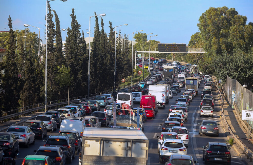 Κίνηση στους δρόμους: Μποτιλιάρισμα χιλιομέτρων στον Κηφισό, ακινητοποιήθηκε λεωφορείο στη Β. Σοφίας